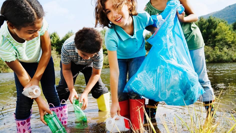 Kids cleaning up litter