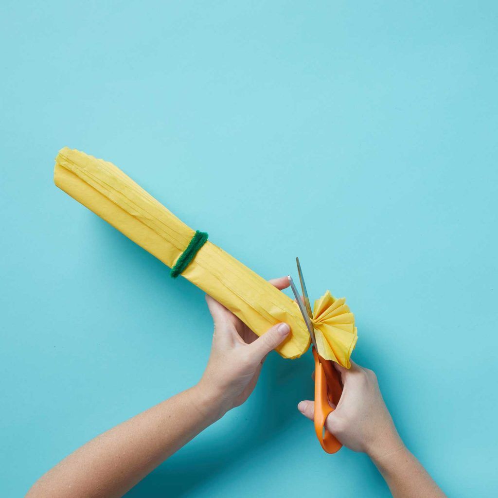 Cutting the ends of the tissue paper