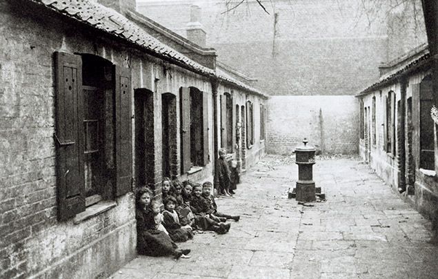 Victorian facts: black and white photograph of Victorian children in a London slum