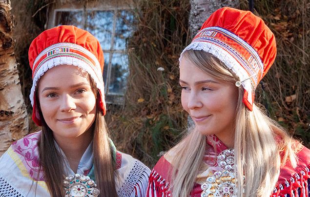 Sámi people: Sámi sisters in traditional dress